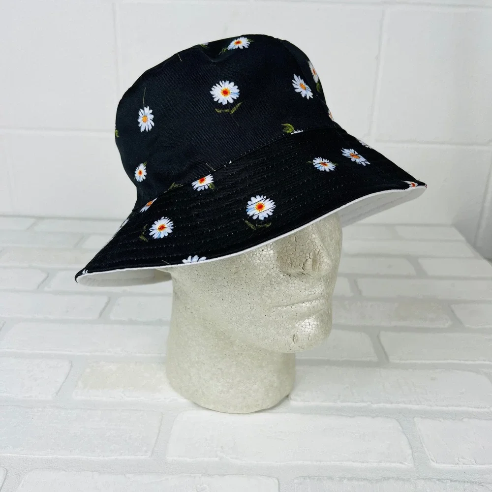Alice + Olivia Reversible Bucket Hat Black White Daisy Floral Sun Hat